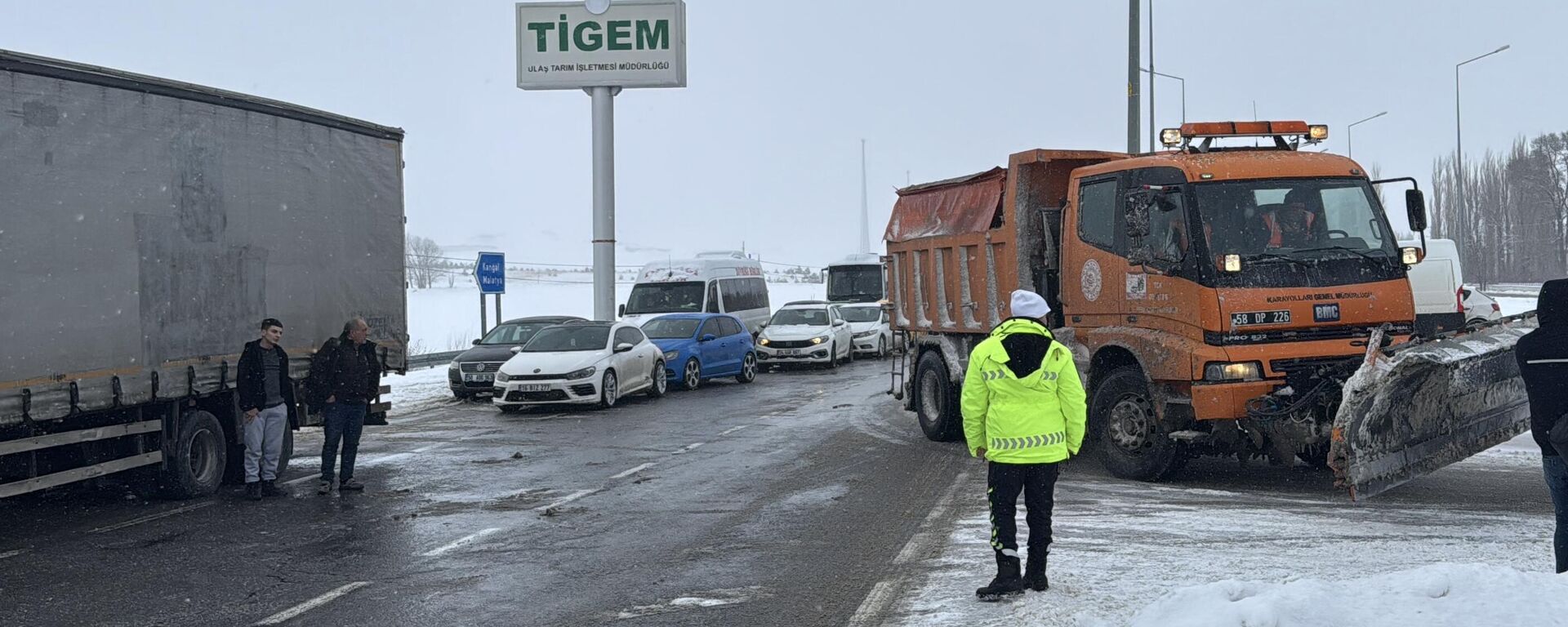Sivas-Malatya kara yolunda, kar ve tipi nedeniyle ulaşım sağlanamıyor. - Sputnik Türkiye, 1920, 23.01.2026