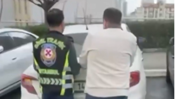 Kafasıyla araç camını kırarak sürücüye saldıran kişi yakalandı - Sputnik Türkiye