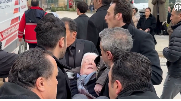 İzzet Günay, Haldun Dormen'in cenazesinde fenalaştı - Sputnik Türkiye