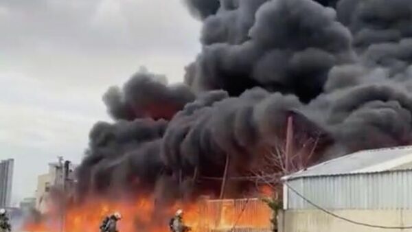 Büyükçekmece'de, bir fabrikanın açık alanında bulunan palet ve plastik kasalarda çıkan yangına itfaiye ekipleri müdahale ediyor - Sputnik Türkiye