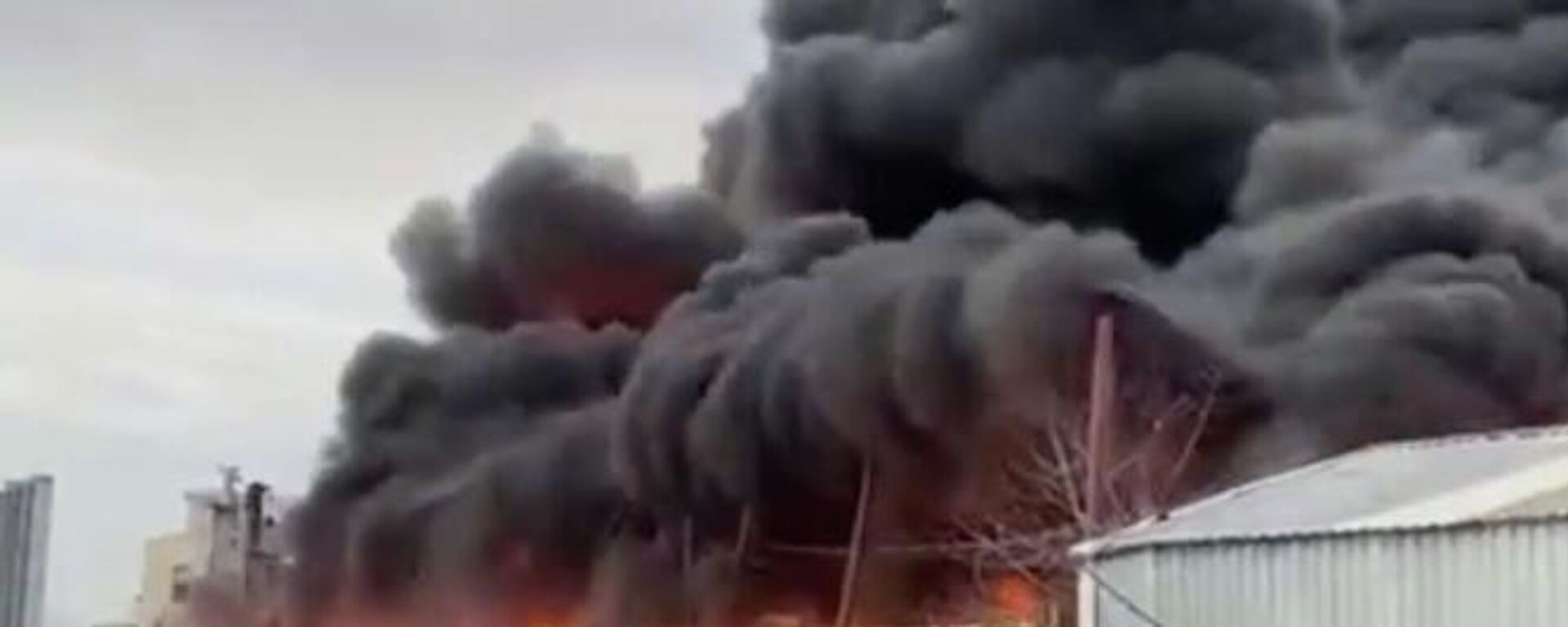 Büyükçekmece'de, bir fabrikanın açık alanında bulunan palet ve plastik kasalarda çıkan yangına itfaiye ekipleri müdahale ediyor - Sputnik Türkiye, 1920, 25.01.2026