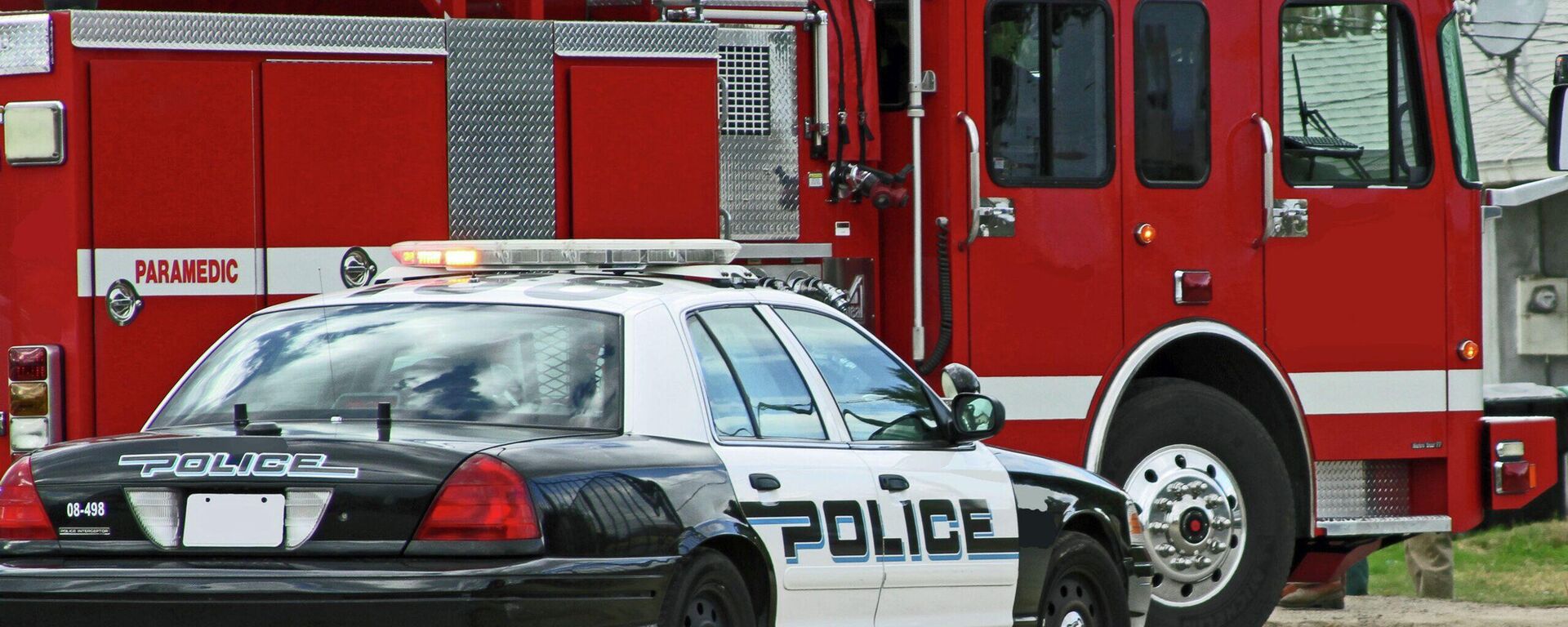 ABD'de bir polis aracı ve bir itfaiye aracı göreve hazır durumda. - Sputnik Türkiye, 1920, 26.01.2026