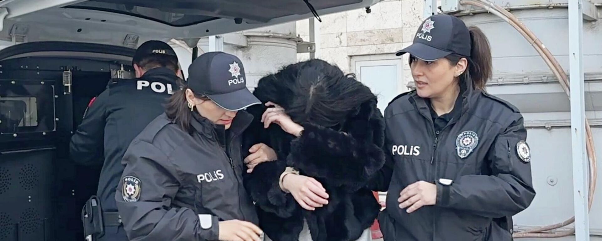 Sosyal medyadan 'Beni yakalayamazsınız' diyerek bekçi ve polislere hakaret eden kadın cezaevine gönderildi - Sputnik Türkiye, 1920, 26.01.2026