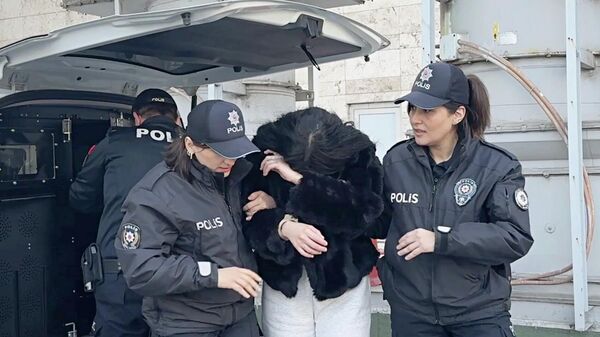 Sosyal medyadan 'Beni yakalayamazsınız' diyerek bekçi ve polislere hakaret eden kadın cezaevine gönderildi - Sputnik Türkiye