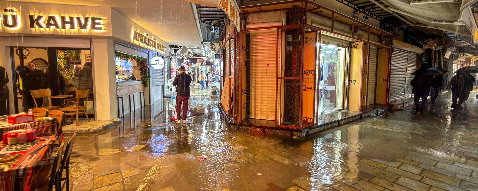 İzmir'de su baskını - Sputnik Türkiye, 1920, 26.01.2026