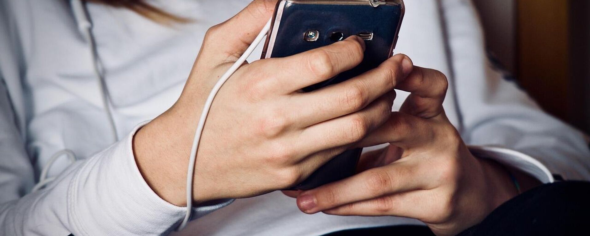 Fransa Ulusal Meclisi, 15 yaş altı çocukların sosyal medyayı kullanmasını yasaklayan yasayı onayladı - Sputnik Türkiye, 1920, 27.01.2026