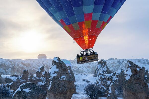 Tarih boyunca çeşitli medeniyetlere ev sahipliği yapmış olan Kapadokya'daki peri bacaları karların altında kaldı. - Sputnik Türkiye