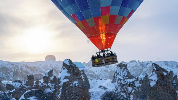 Kapadokya’da kar altında balon uçuşu - Sputnik Türkiye