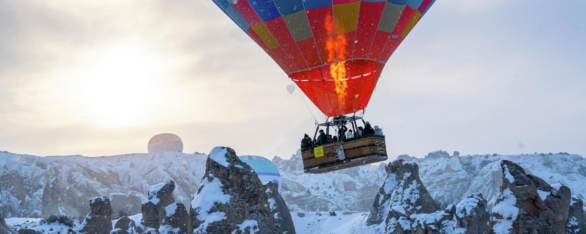 Kapadokya’da kar altında balon uçuşu - Sputnik Türkiye, 1920, 11.04.2026