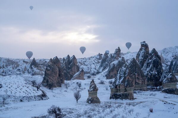Eşsiz kaya oluşumlarının üzerinde rengarenk balonlar uçtu. - Sputnik Türkiye