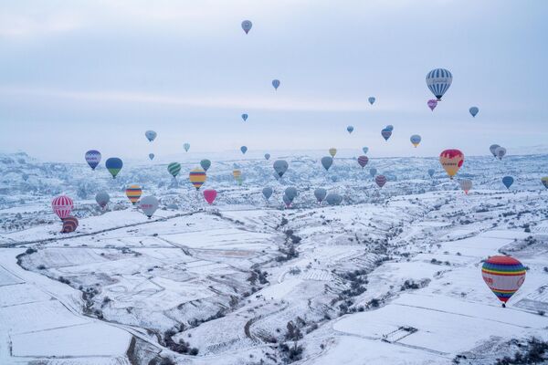 Aşk Vadisi ve Göreme’de kar yağışıyla beyaza bürünen peribacaları ve vadiler, balon uçuşu sırasında havadan görüntülendi.  - Sputnik Türkiye