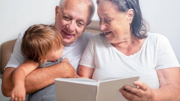 Büyükanne, büyükbaba, torun (Temsili Görsel)  - Sputnik Türkiye