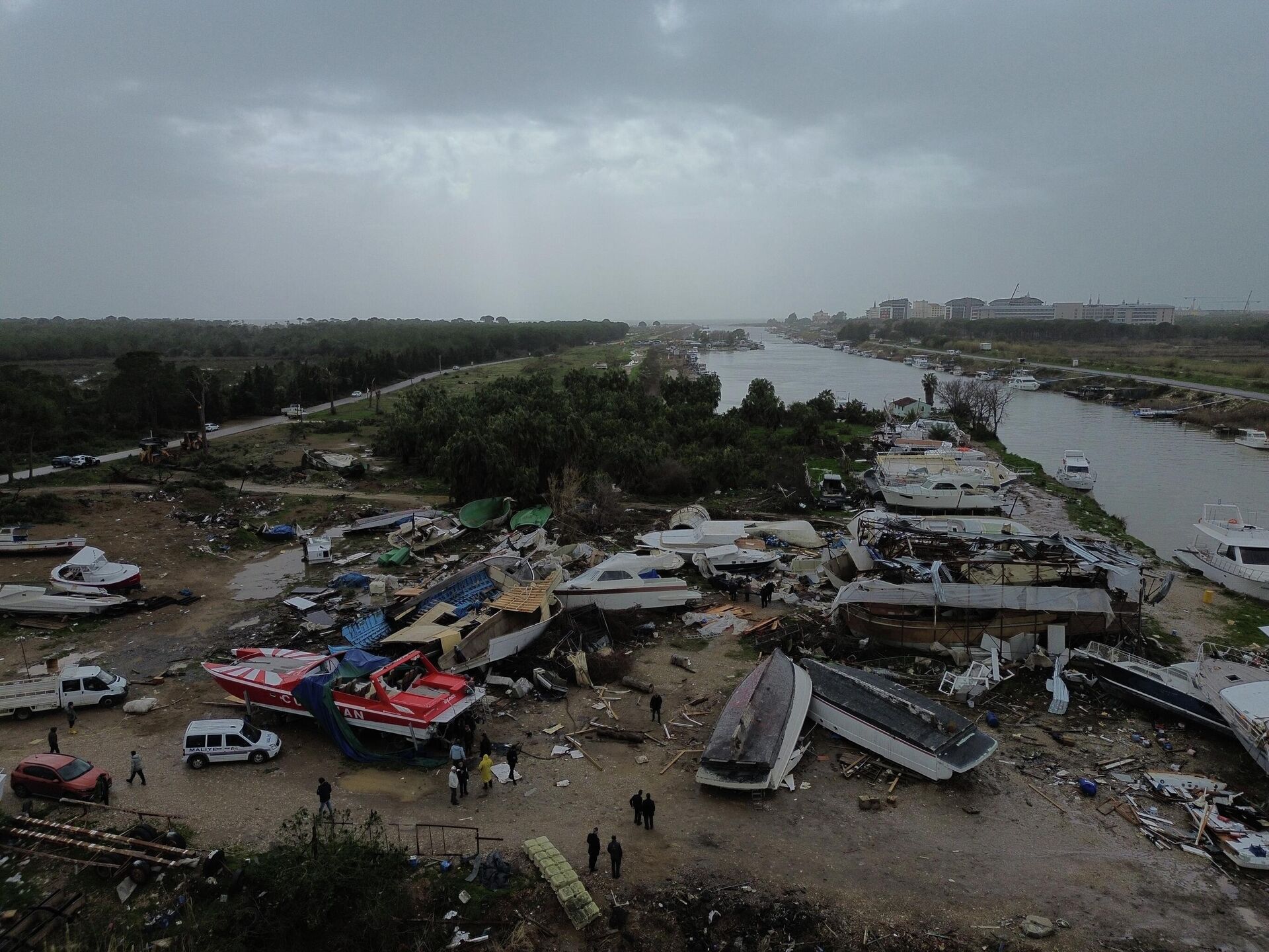 Antalya'nın Aksu ilçesinde çıkan hortumda bir kişi yaralandı, çok sayıda teknede hasar oluştu - Sputnik Türkiye, 1920, 27.01.2026