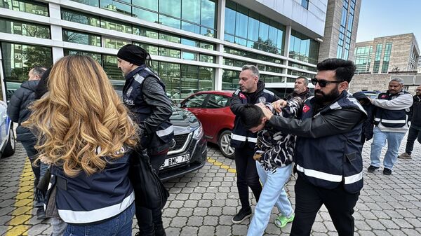 Samsun'un Canik ilçesinde bir kişinin araçta bıçak ve satırla öldürülmesi ile ilgili gözaltına alınan 3 zanlı tutuklandı - Sputnik Türkiye