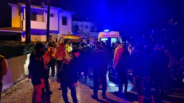 Muğla’nın Datça ilçesinde sele kapılan araçtaki sürücü dere yatağında bir ağacın dalına tutunarak hayatta kaldı - Sputnik Türkiye