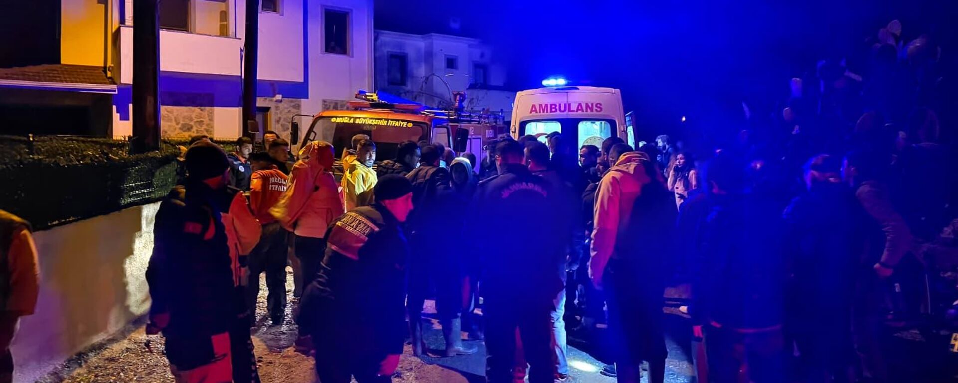 Muğla’nın Datça ilçesinde sele kapılan araçtaki sürücü dere yatağında bir ağacın dalına tutunarak hayatta kaldı - Sputnik Türkiye, 1920, 27.01.2026