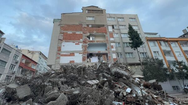 Yıkımı yapılan binaya bitişik apartmanın duvarının olmadığı ortaya çıktı - Sputnik Türkiye