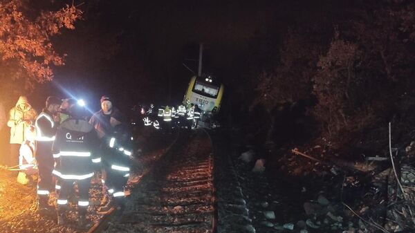Bandırma-İzmir seferini yapan 6 Eylül Ekspresi'nin lokomotifi ile bir vagonu, Balıkesir'in Savaştepe ilçesi Kocabıyıklar Mahallesi yakınlarında meydana gelen toprak kayması nedeniyle raydan çıktı. - Sputnik Türkiye