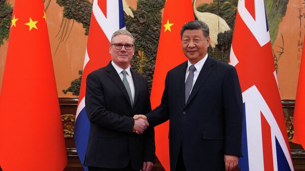 İngiltere Başbakanı Starmer ile Çin Devlet Başkanı Şi Cinping bir araya geldi - Sputnik Türkiye