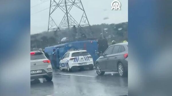 İstanbul'da cezaevi nakil aracı devrildi - Sputnik Türkiye