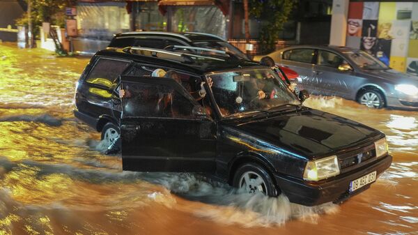 İzmir'in merkez ilçelerinde etkili olan kuvvetli sağanak ve fırtına yaşamı olumsuz etkiledi - Sputnik Türkiye