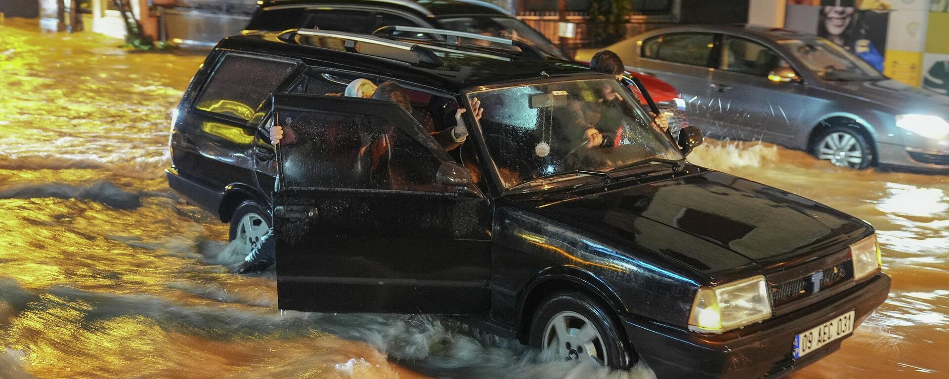 İzmir'in merkez ilçelerinde etkili olan kuvvetli sağanak ve fırtına yaşamı olumsuz etkiledi - Sputnik Türkiye, 1920, 29.01.2026