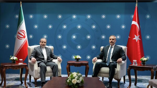 Dışişleri Bakanı Fidan, İran Dışişleri Bakanı Arakçi ile İstanbul'da bir araya geldi - Sputnik Türkiye