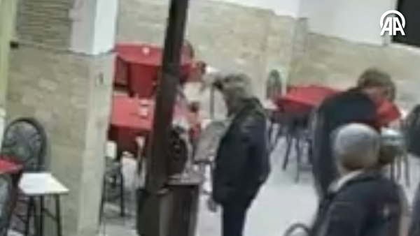 Kahvehanedeki sobaya kolonya döktü, parlayan soba devrildi: 'Güzel kokar dediler döktüm, halimize biz de güldük' - Sputnik Türkiye