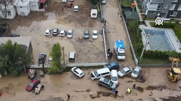 Mersin'de kuvvetli yağış etkili oluyor: Araçlarsu altında kaldı - Sputnik Türkiye
