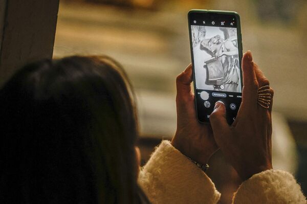 Roma&#x27;da tarihi bazilikadaki melek figürünün restorasyondan sonra Meloni&#x27;ye benzediği iddia edildi - Sputnik Türkiye