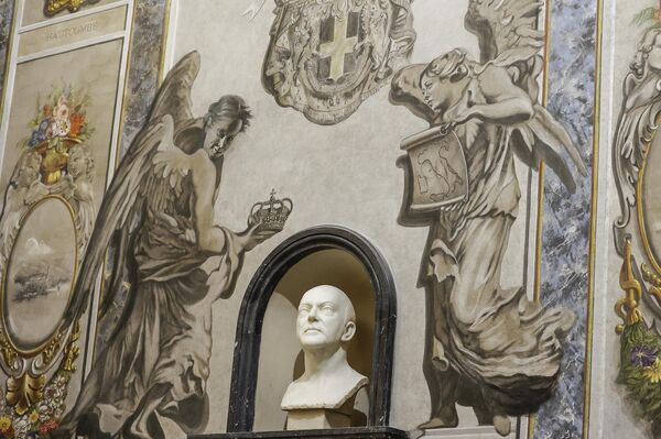 Roma&#x27;da tarihi bazilikadaki melek figürünün restorasyondan sonra Meloni&#x27;ye benzediği iddia edildi - Sputnik Türkiye