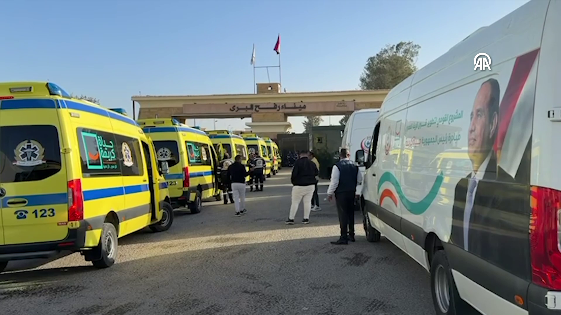 Gazze'ye gitmek üzere yola çıkan ambulanslar, Refah Sınır Kapısı'nın Mısır tarafından geçti - Sputnik Türkiye, 1920, 01.02.2026