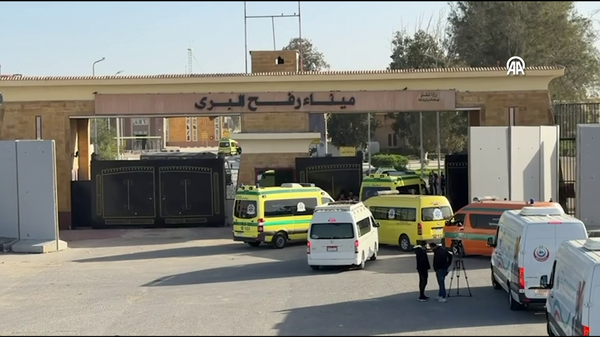 Gazze'ye gitmek üzere yola çıkan ambulanslar, Refah Sınır Kapısı'nın Mısır tarafından geçti - Sputnik Türkiye