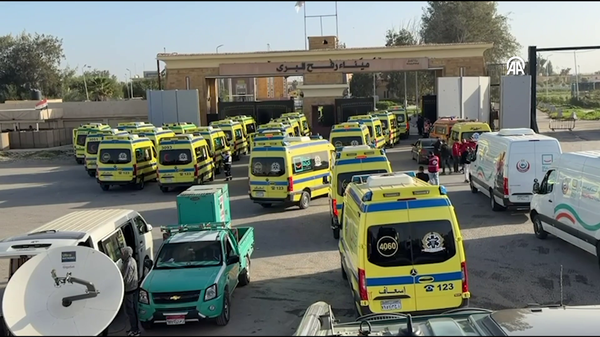 Gazze'ye gitmek üzere yola çıkan ambulanslar, Refah Sınır Kapısı'nın Mısır tarafından geçti - Sputnik Türkiye