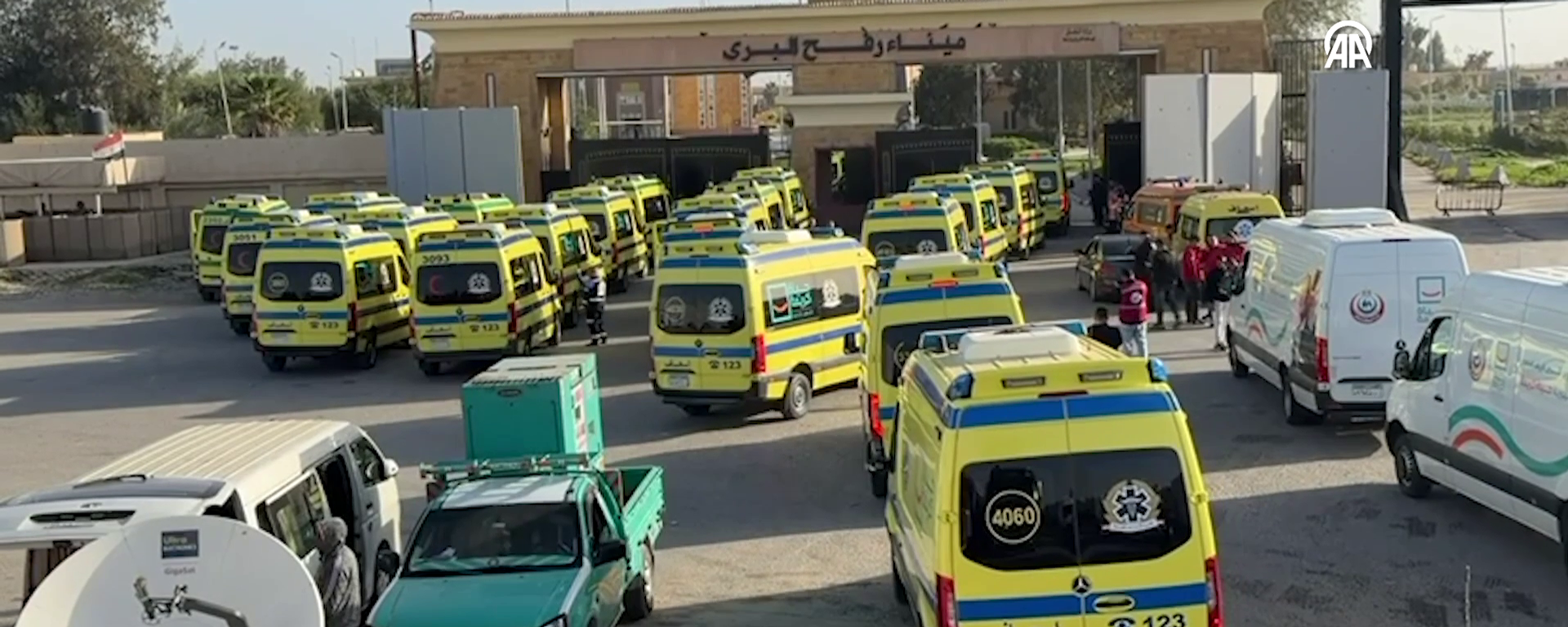 Gazze'ye gitmek üzere yola çıkan ambulanslar, Refah Sınır Kapısı'nın Mısır tarafından geçti - Sputnik Türkiye, 1920, 01.02.2026