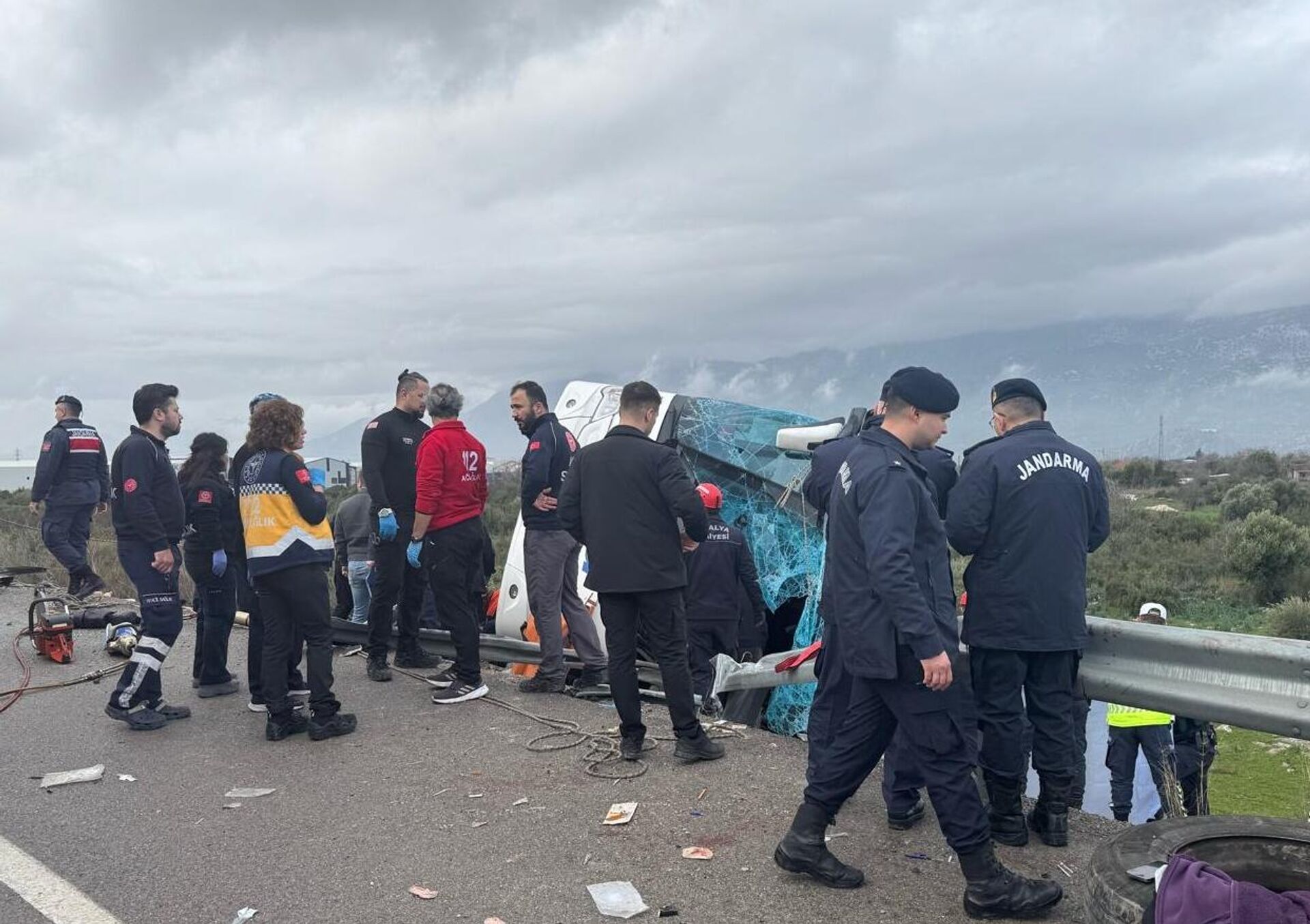 Antalya'da yolcu otobüsü devrildi: İlk belirlemelere göre çok sayıda ölü ve yaralı var - Sputnik Türkiye, 1920, 01.02.2026