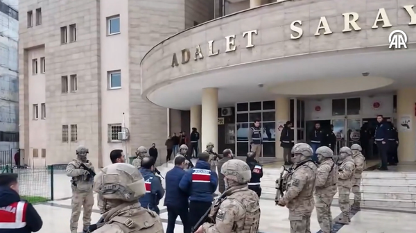 Şanlıurfa'da tefecilik yapan organize suç örgütüne yönelik operasyonlarda yakalanan 37 zanlıdan 23'ü tutuklandı
 - Sputnik Türkiye