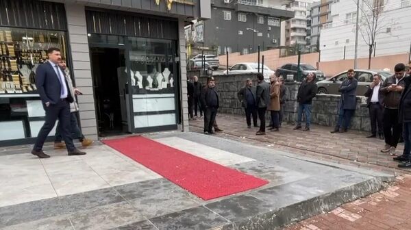 Şanlıurfa'nın Karaköprü ilçesinde bir kuyumcuya silahla giren 3 şüpheli, iş yerindeki altın ve paraları gasbettikten sonra dükkanda bulunan izinli polis memurunu ayağından vurarak kaçtı. - Sputnik Türkiye