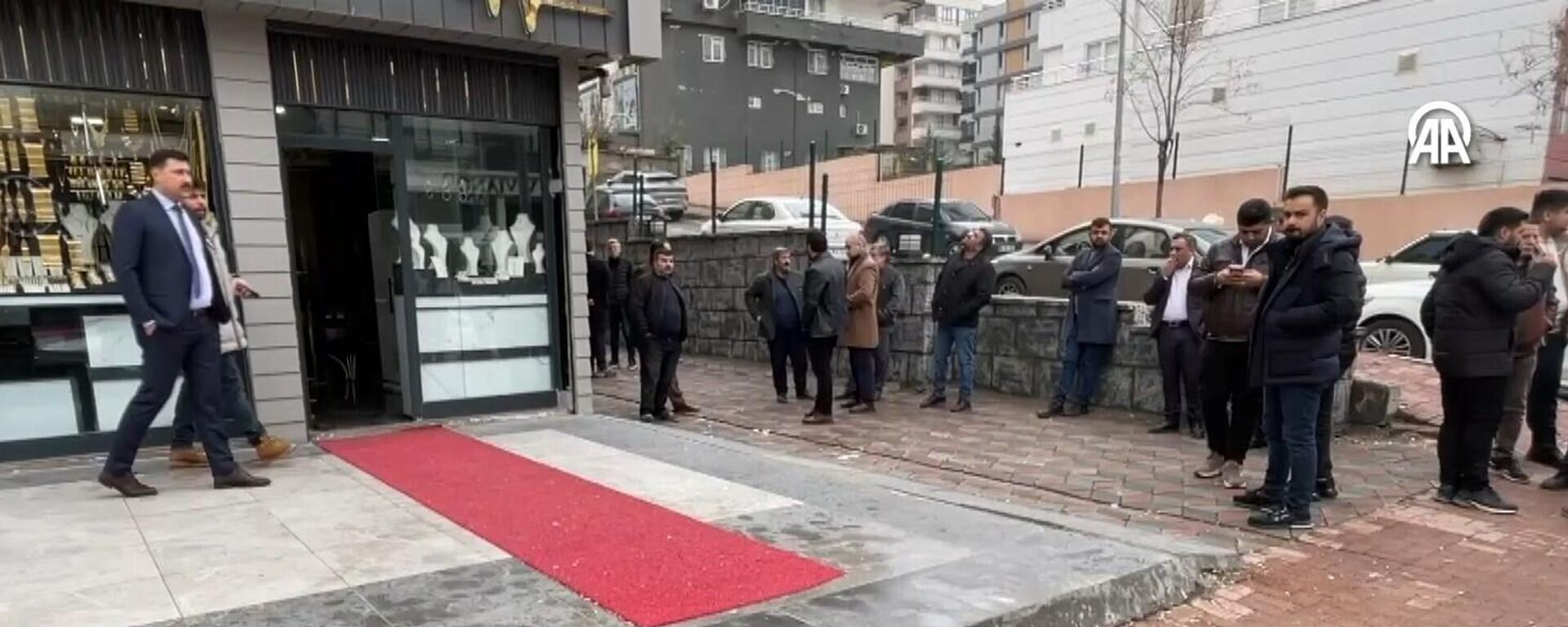 Şanlıurfa'nın Karaköprü ilçesinde bir kuyumcuya silahla giren 3 şüpheli, iş yerindeki altın ve paraları gasbettikten sonra dükkanda bulunan izinli polis memurunu ayağından vurarak kaçtı. - Sputnik Türkiye, 1920, 02.02.2026