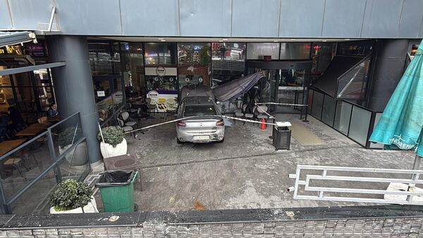 Çorlu'da otomobil AVM'ye uçtu - Sputnik Türkiye