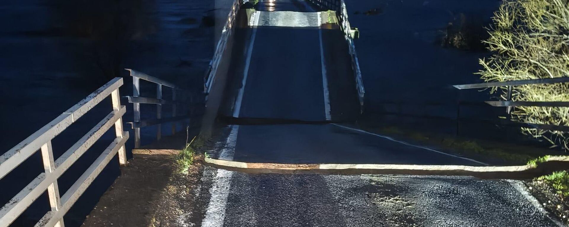 Balıkesir'in Susurluk ilçesinde etkili olan şiddetli yağış nedeniyle köprü çöktü - Sputnik Türkiye, 1920, 02.02.2026