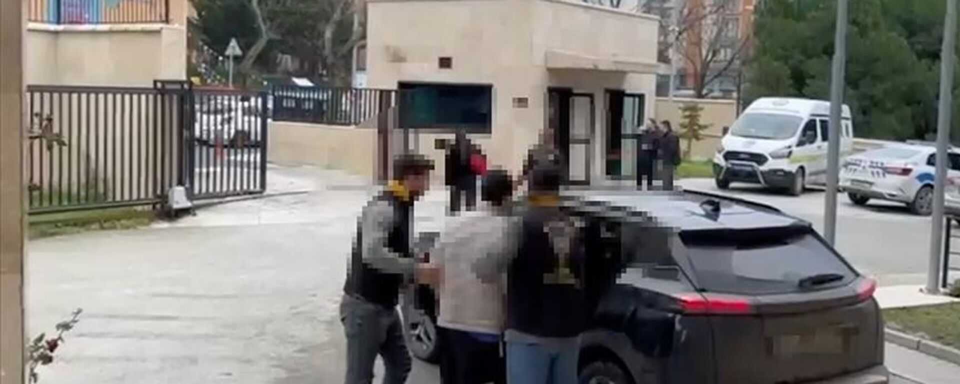 Türk bayrağını asılı olduğu yerden söküp yerde sürükleyen şüpheli gözaltına alındı - Sputnik Türkiye, 1920, 03.02.2026