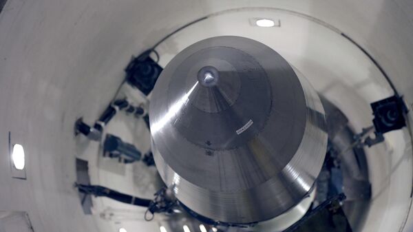 25 Haziran 2014 tarihinde ABD’de Minot Hava Üssü’nde Minuteman III füzesi eğitim fırlatma tüpünde görüntülendi - Sputnik Türkiye