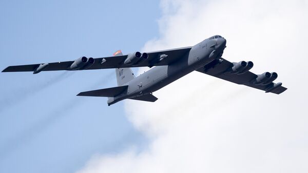 ABD’ye ait B-52 bombardıman uçağı, Iron Wolf 2016 tatbikatı sırasında Litvanya üzerinde uçtu - Sputnik Türkiye