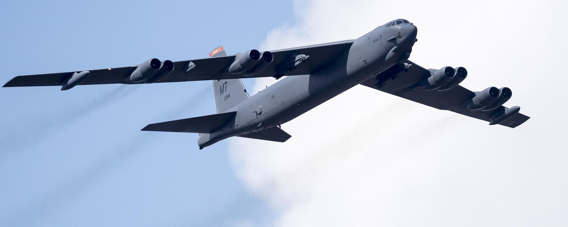 ABD’ye ait B-52 bombardıman uçağı, Iron Wolf 2016 tatbikatı sırasında Litvanya üzerinde uçtu - Sputnik Türkiye, 1920, 21.05.2026