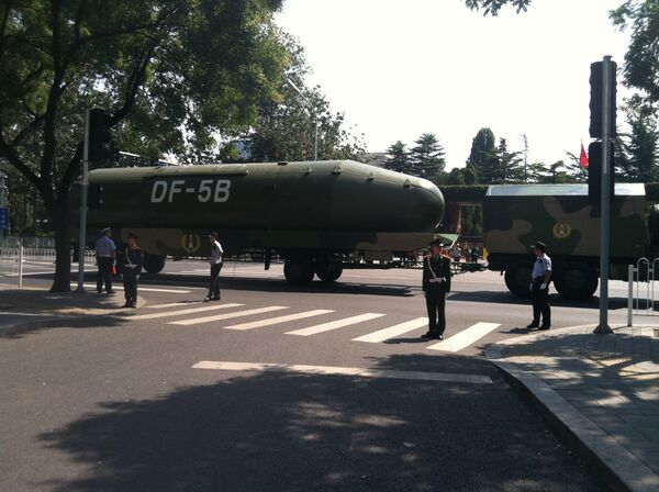  Çin’in modernize DF-5B kıtalararası balistik füzesi 2015 Pekin geçidinde sergilendi - Sputnik Türkiye