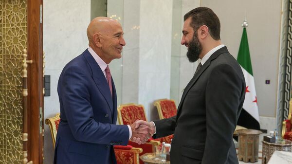 Suriye Cumhurbaşkanı Ahmed Şara ve ABD'nin Ankara Büyükelçisi ve Suriye Özel Temsilcisi Tom Barrack  - Sputnik Türkiye