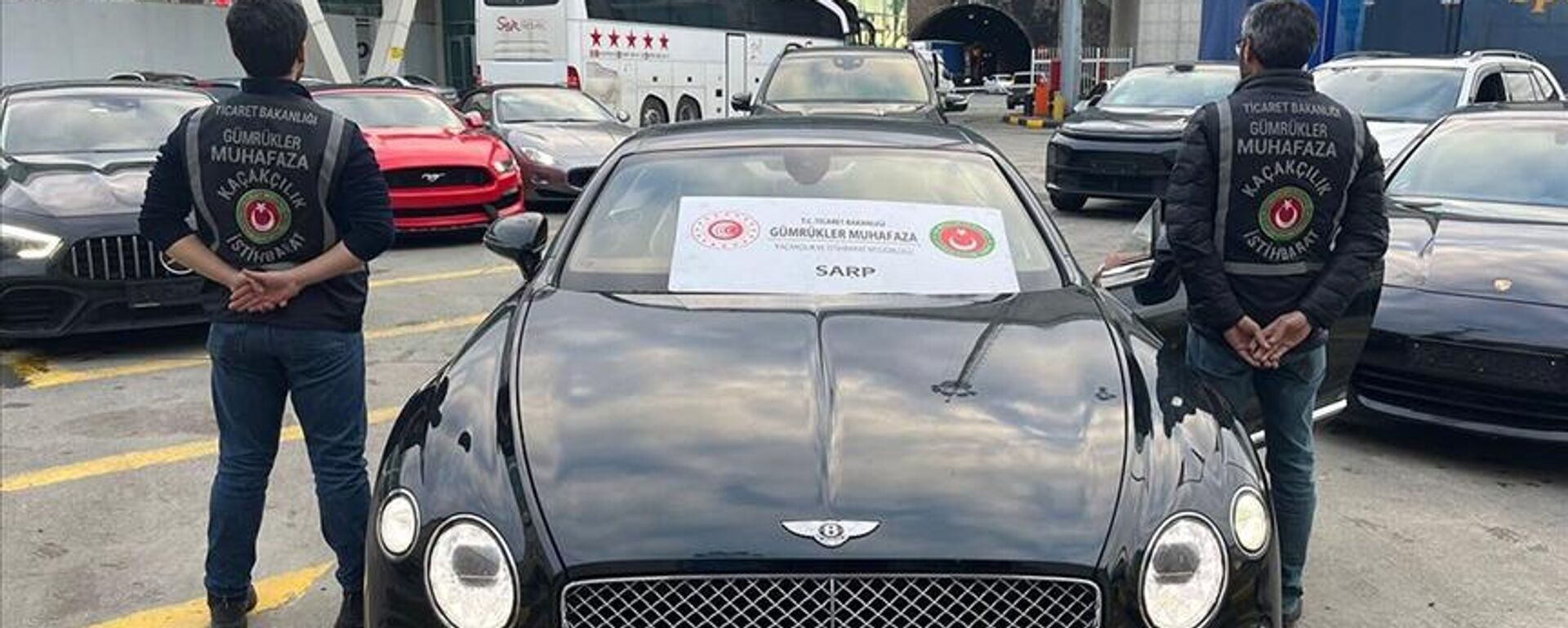 Sahte emeklilik belgesiyle vurgun: 65 lüks araca el konuldu, 22 gözaltı - Sputnik Türkiye, 1920, 05.02.2026