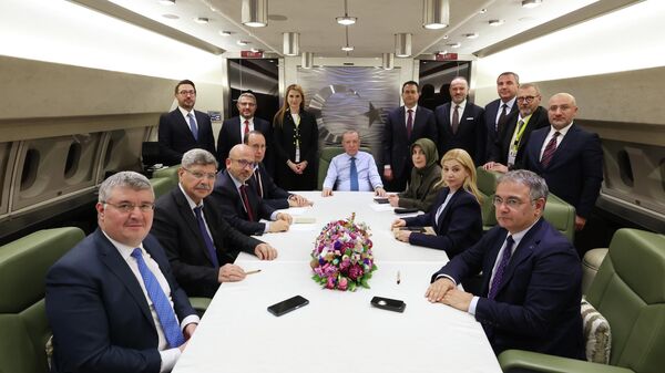 Cumhurbaşkanı Recep Tayyip Erdoğan, Suudi Arabistan ve Mısır ziyaretlerinin ardından uçakta gazetecilere açıklamalarda bulundu - Sputnik Türkiye