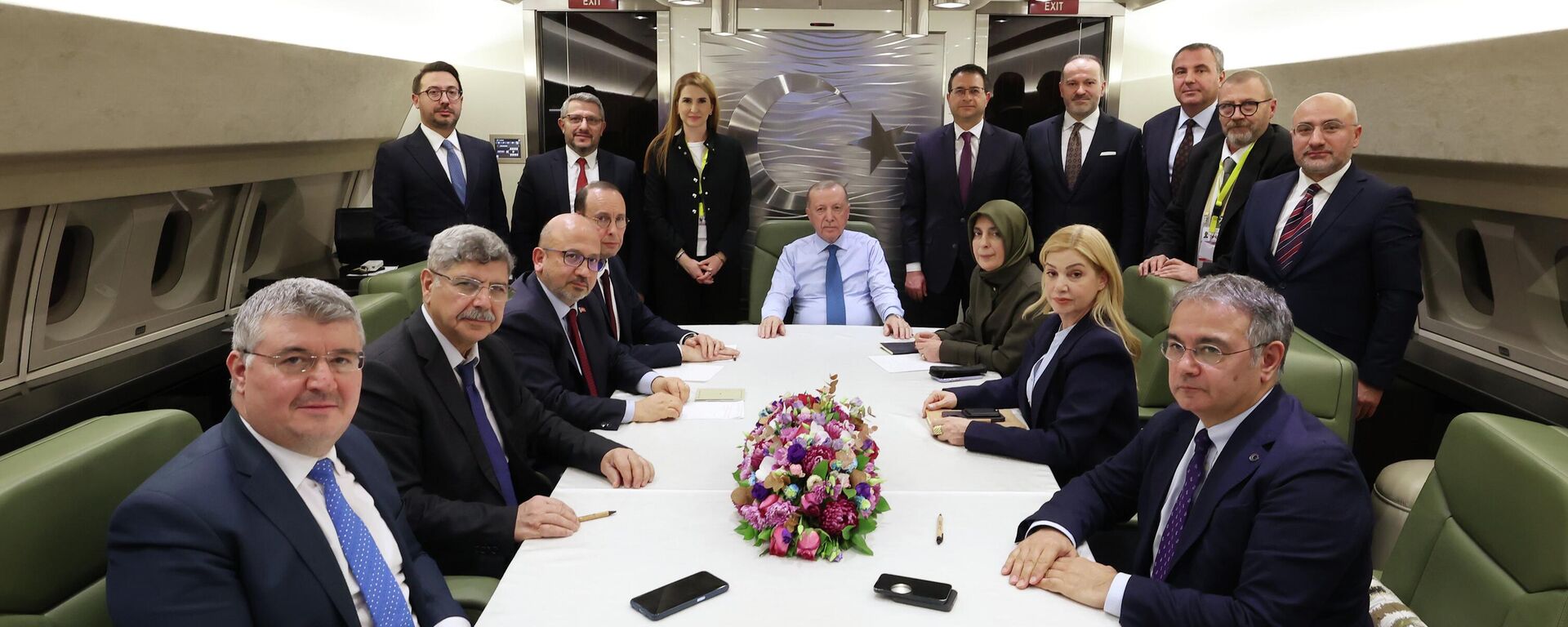 Cumhurbaşkanı Recep Tayyip Erdoğan, Suudi Arabistan ve Mısır ziyaretlerinin ardından uçakta gazetecilere açıklamalarda bulundu - Sputnik Türkiye, 1920, 05.02.2026